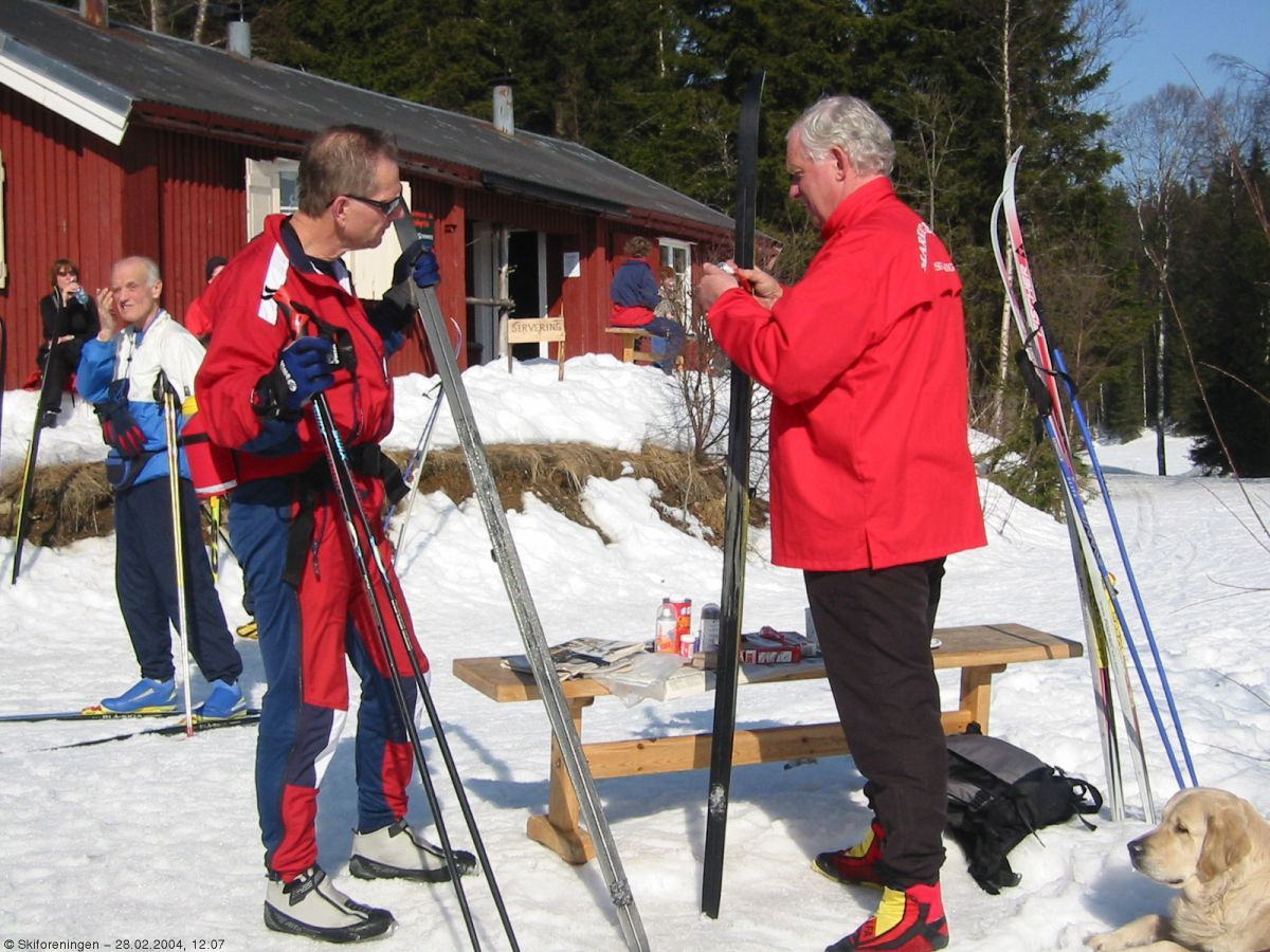 Hjelp med å smøre skiene