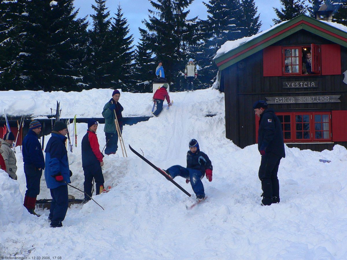 Hoppbakke fra hyttetaket