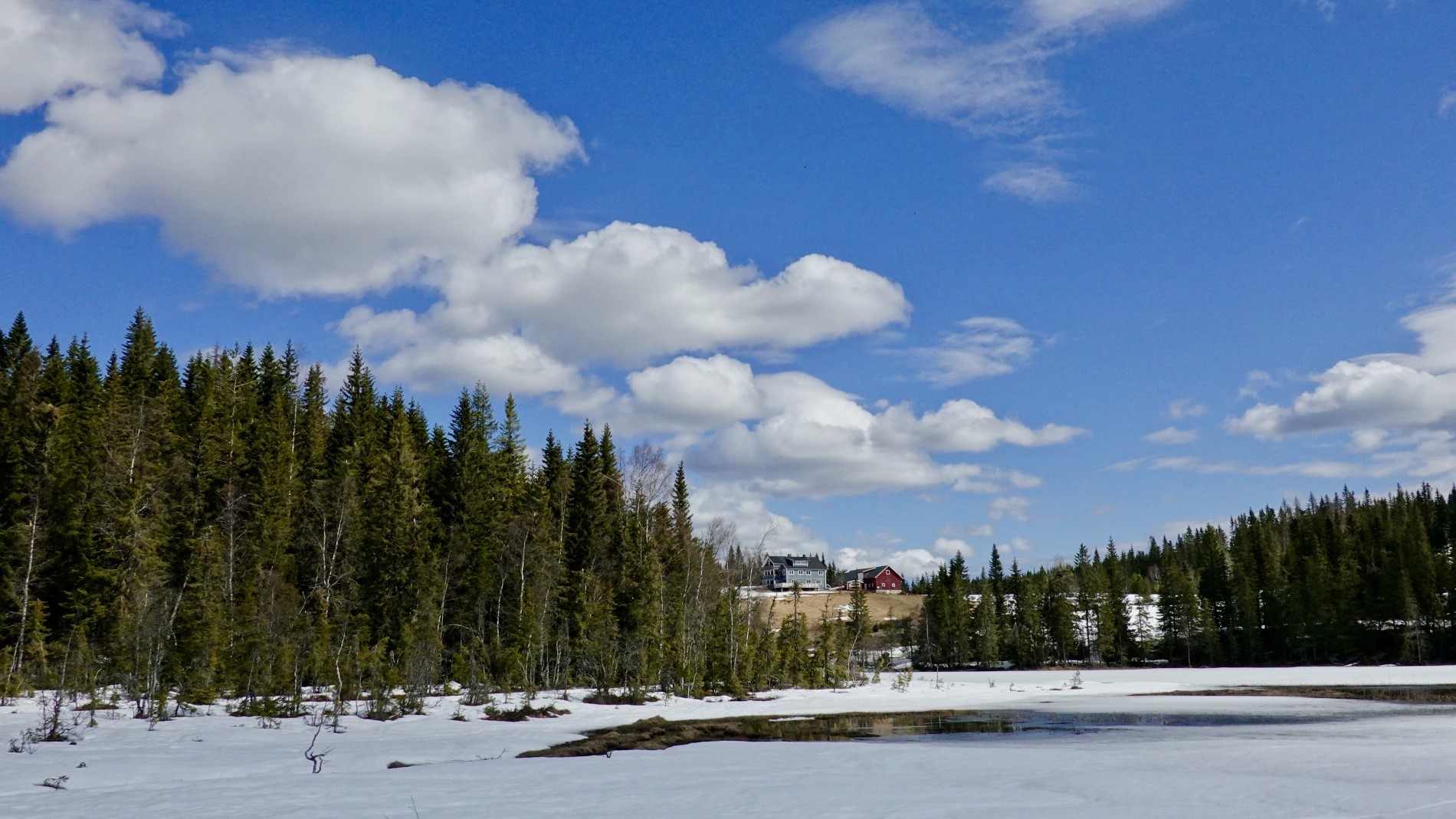 Hvite skyer over Trantjern gård