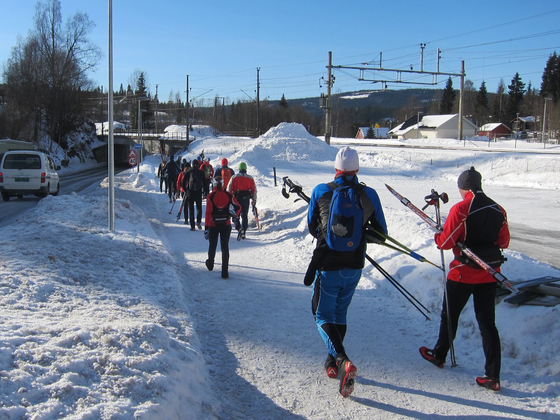 I flokk og følge fra tog til løype