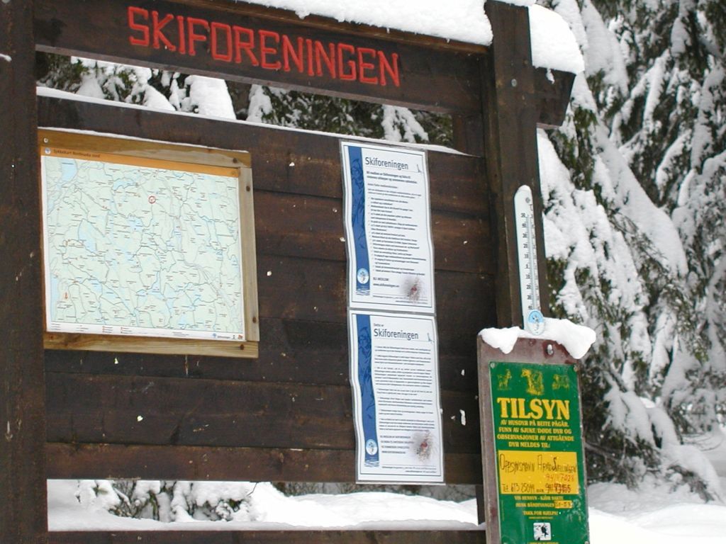 Infotavla ved Svartbekken er til nytte både sommer og vinter