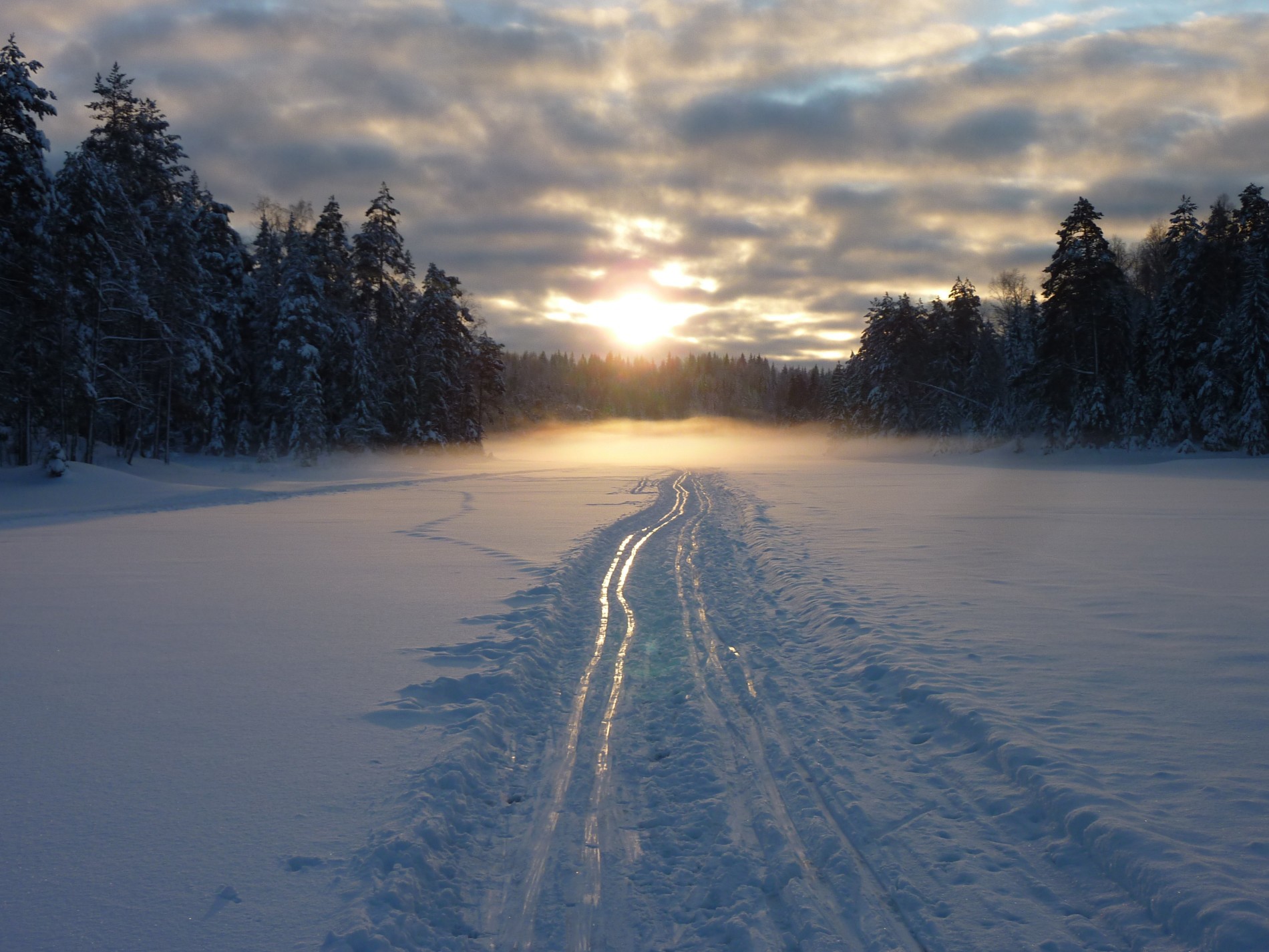 Inn i solnedgangen - over Skålsjøen