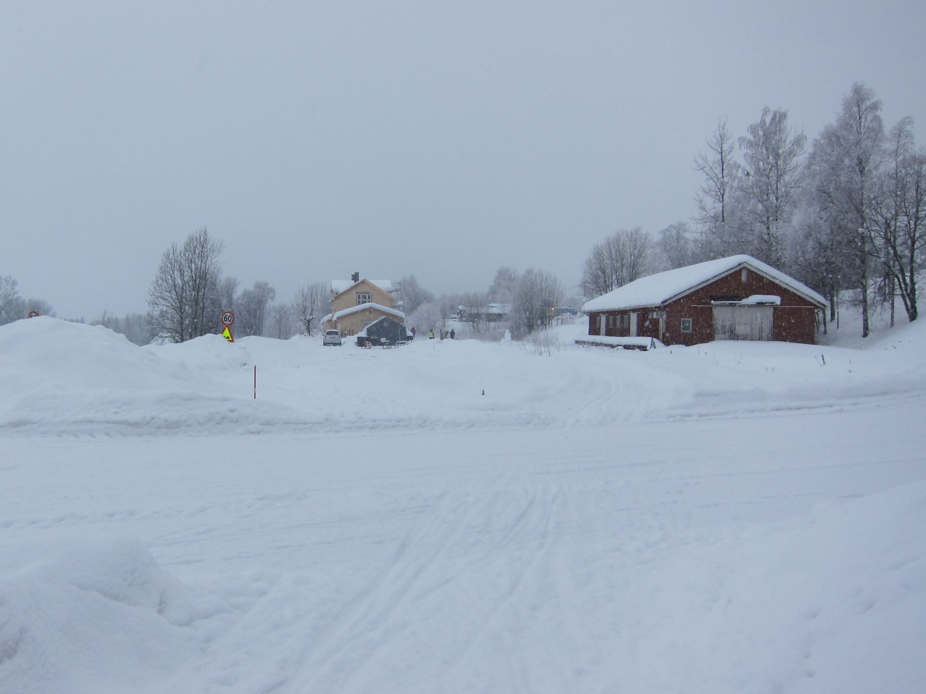 Inn på Hov stasjon - på ski