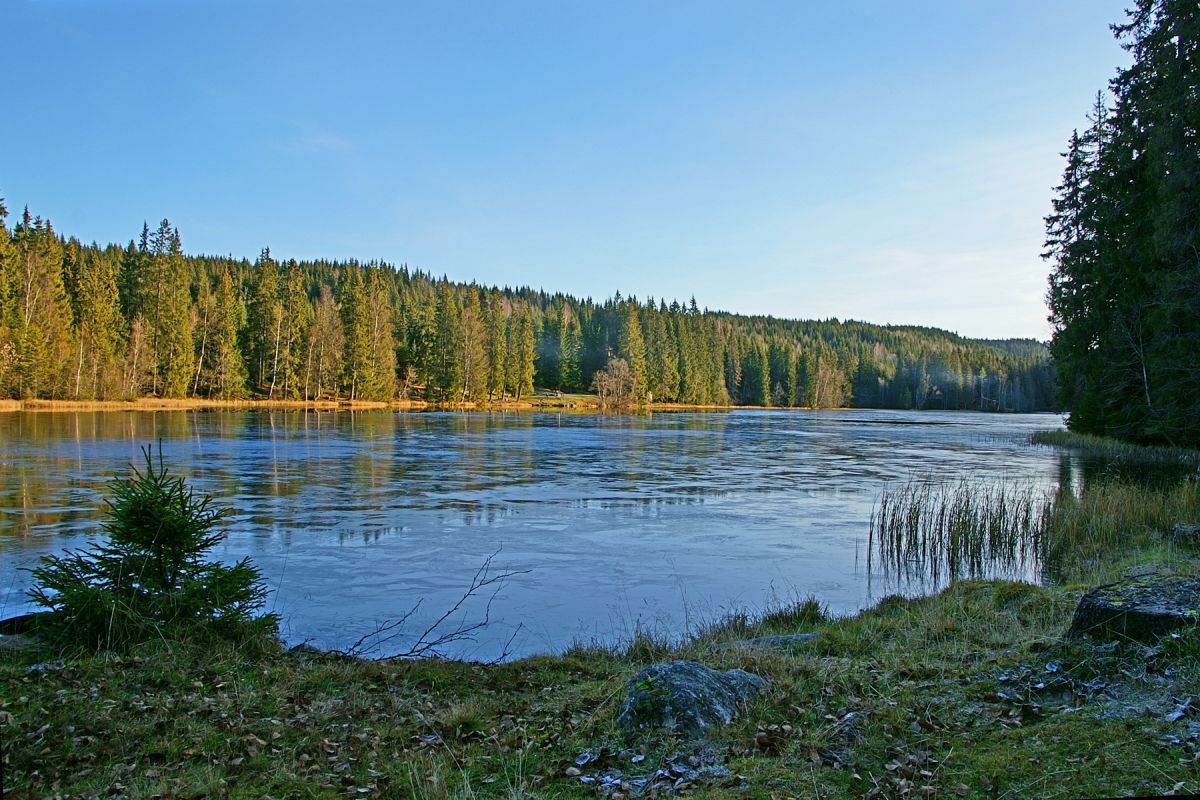 Isen legger seg på Asdøltjern