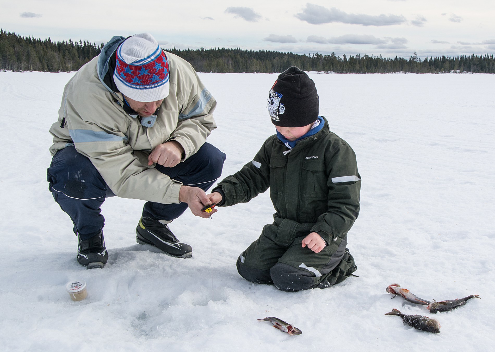 Isfiske på Fjellsjøen