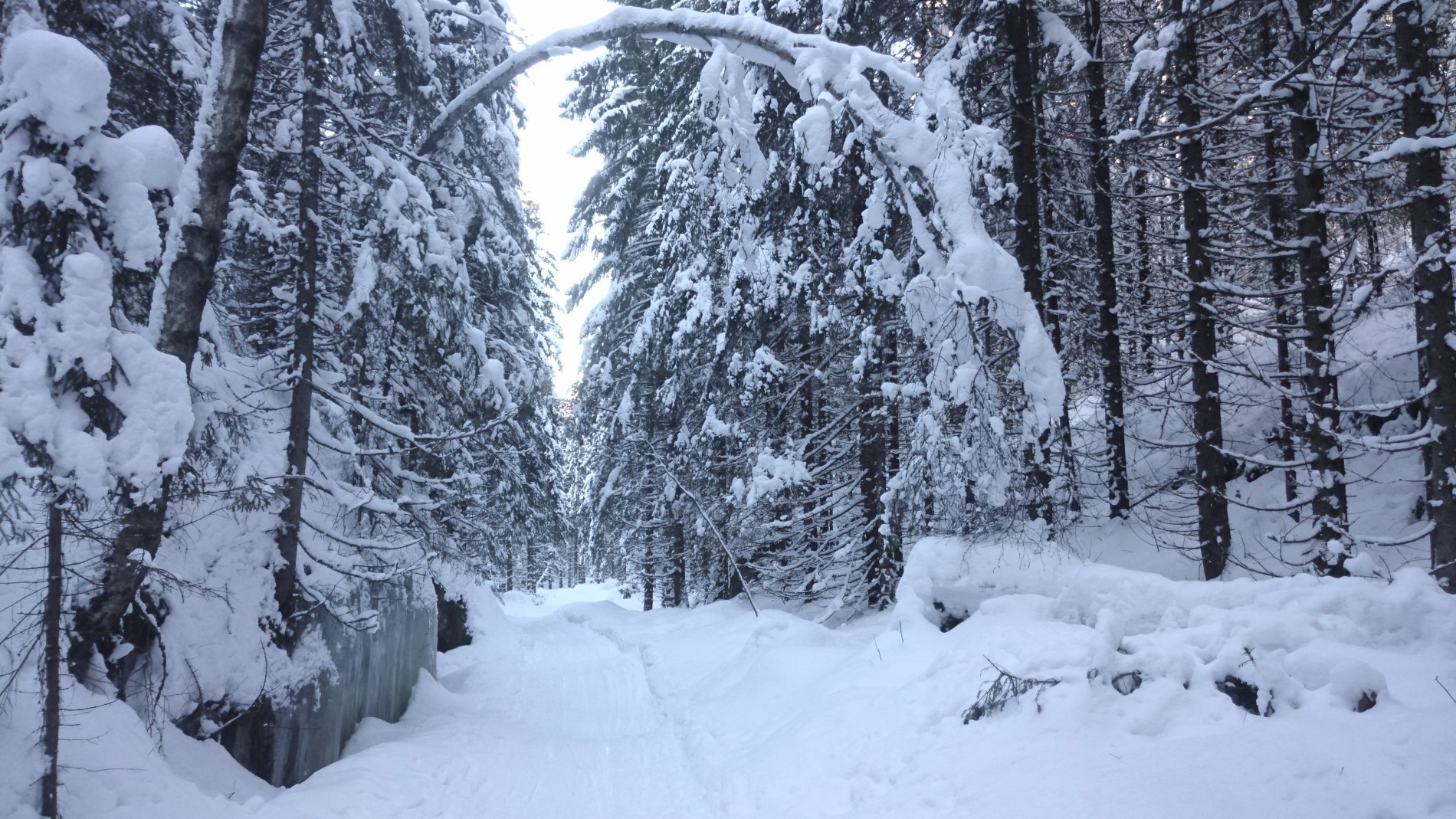 Iskunst og snøportaler nedover idylliske Gudbrandsdalen
