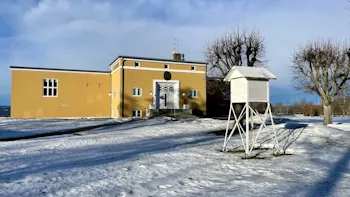 I 1928 bestemte Telegrafstyret at det skulle bli en kortbølgesender på Jeløya, og Jeløy radio sto ferdig et par år senere. I dag er det hotell her.
