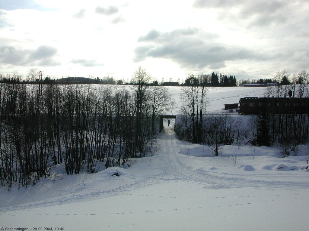 Jernbanespor krysser skispor ved Spikkestad Ungdomskole