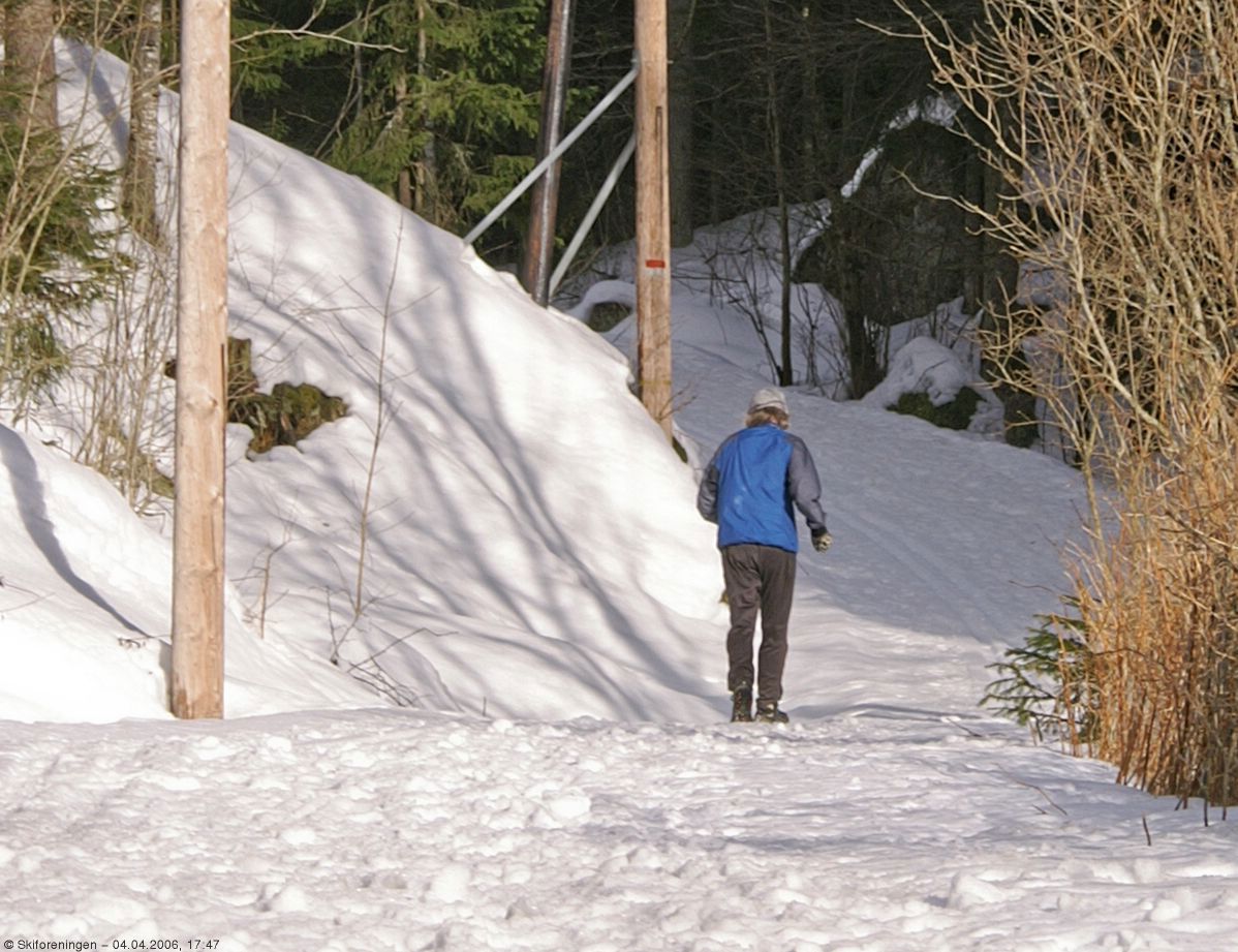 Jogger i lysløypen i Dalsåsen