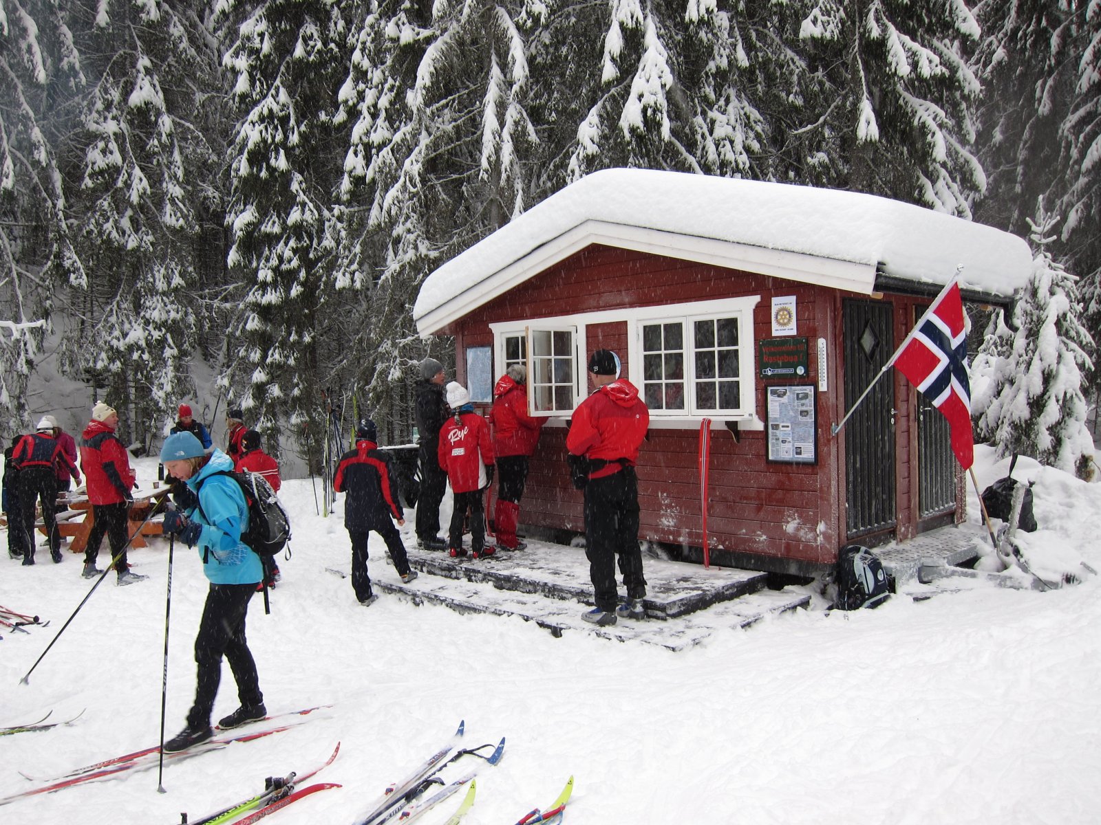 Kø for gratis toddy, pølser og boller
