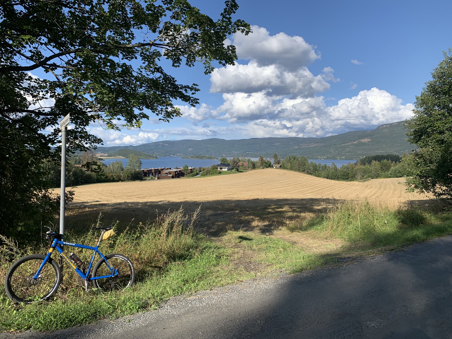 Kornet er høstet, og utsikten er flott på Gjesvold