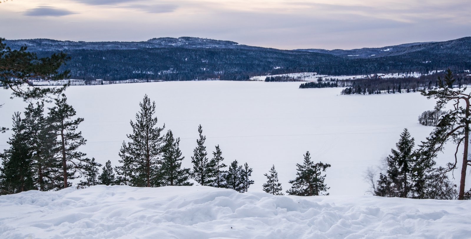 Kvelden senker seg over Maridalsvannet