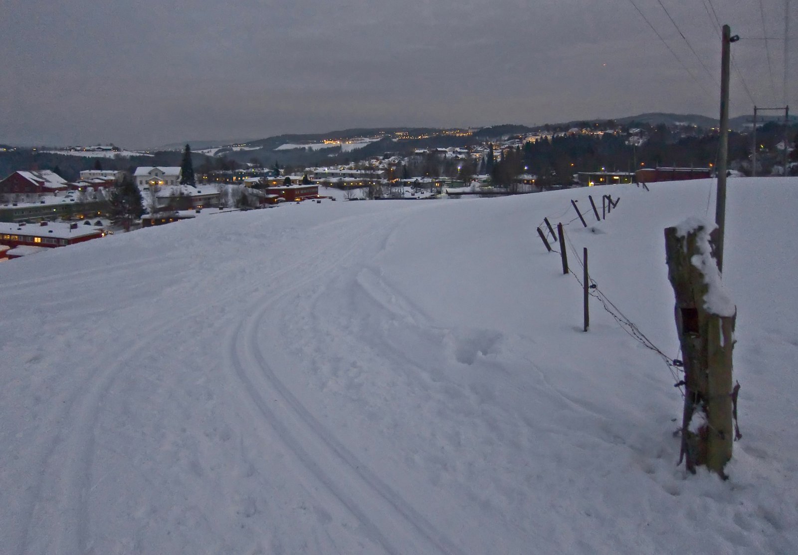 Kvelden senker seg over Slattum