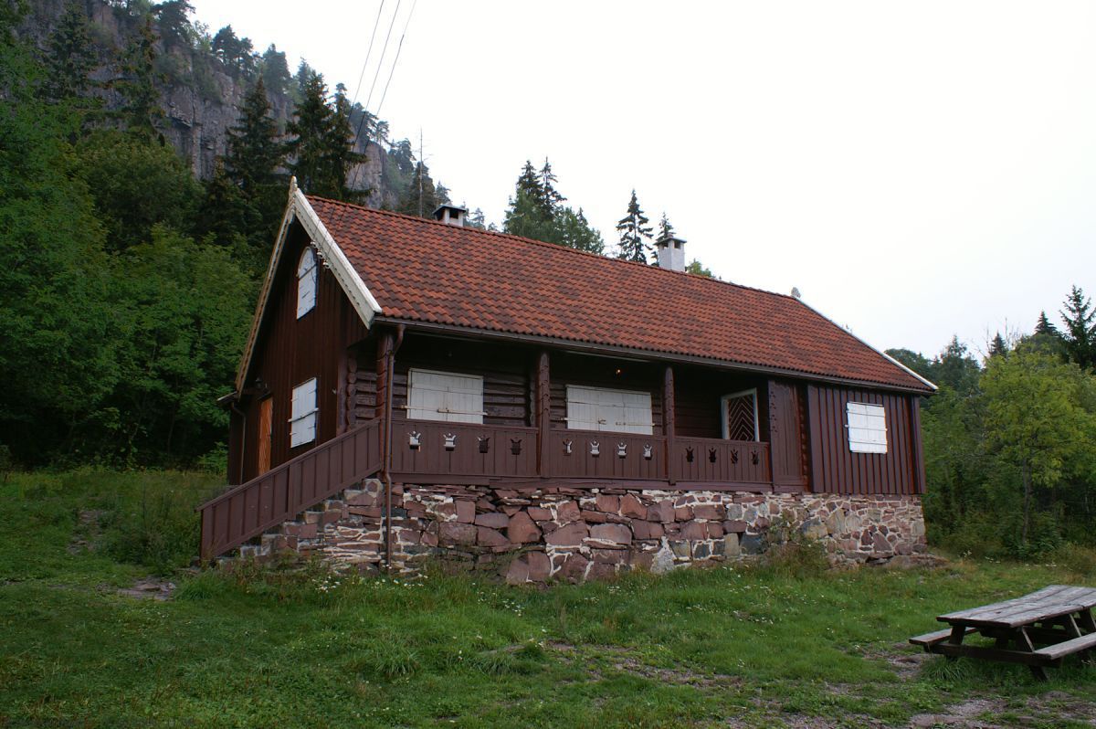 Lemmer foran KIF-hyttas vinduer