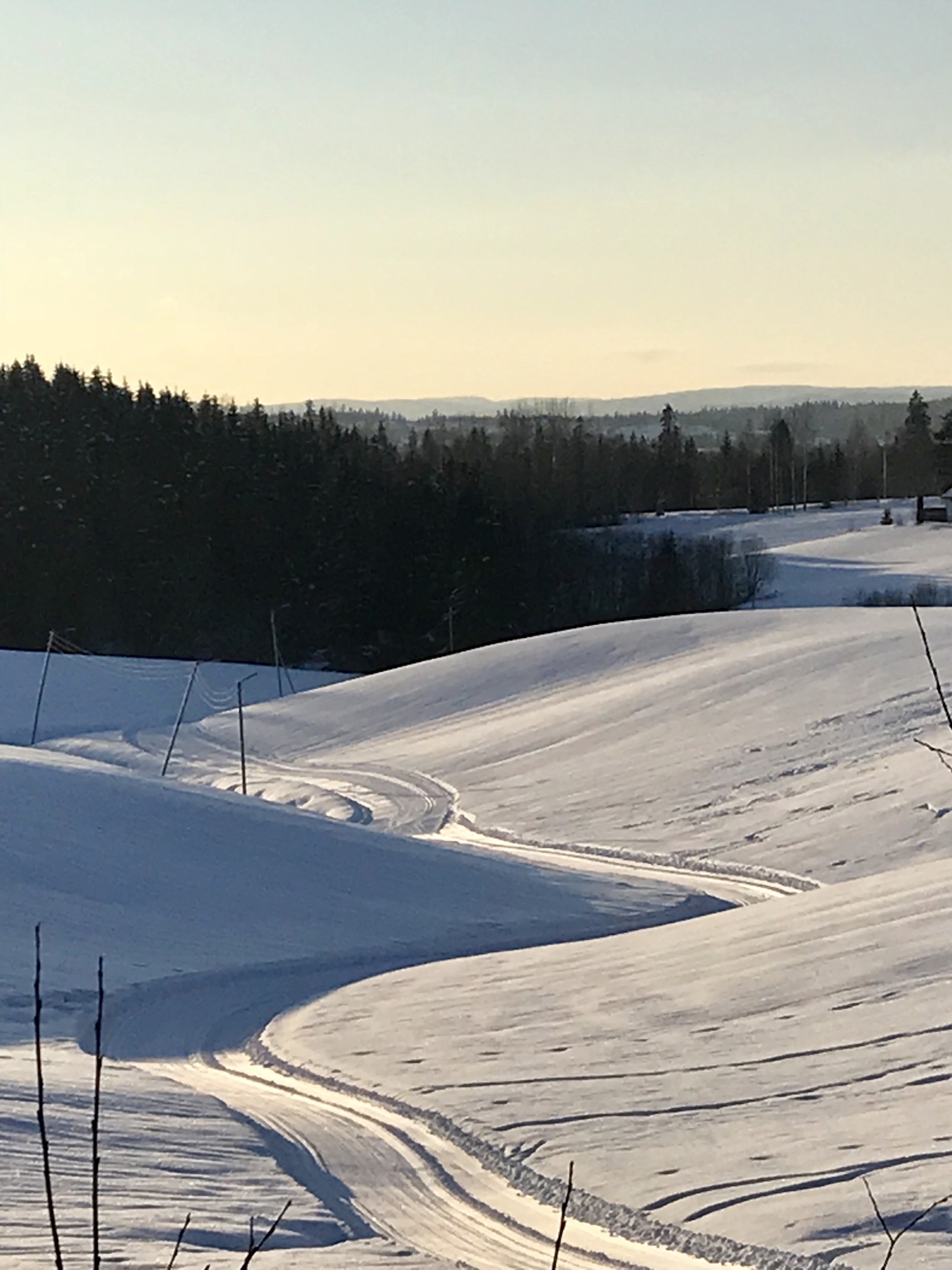 Løypa slynger seg over jordene