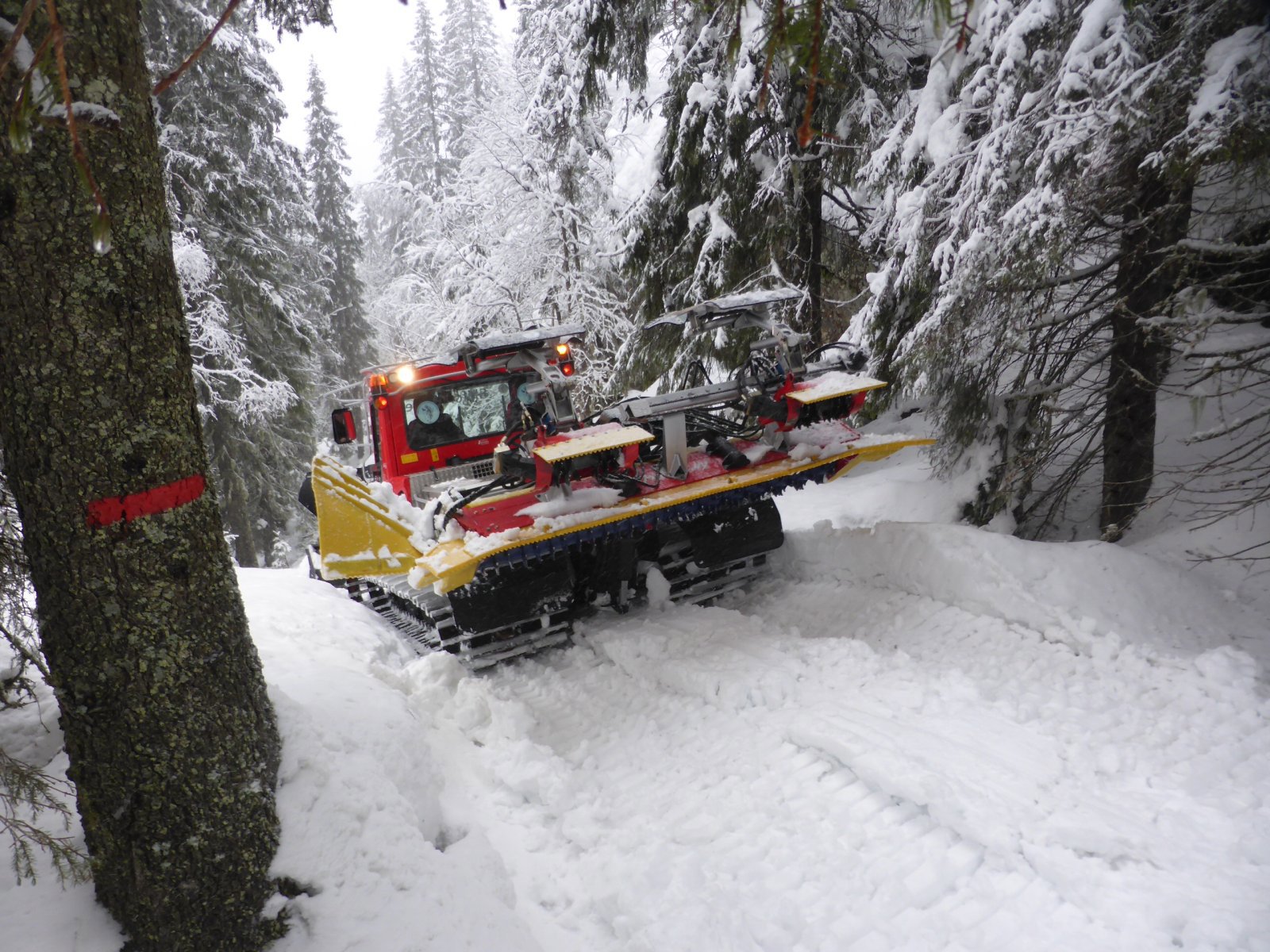 Løypemaskin i tung, våt snø