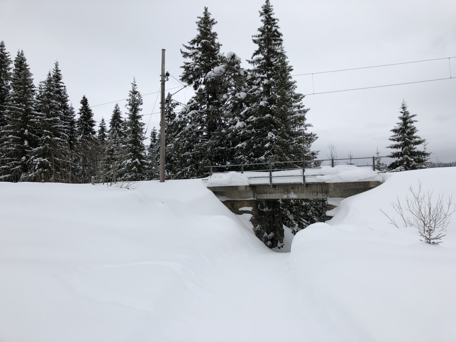Løyper møtes under jernbanelinja ved Sønstebygrenda