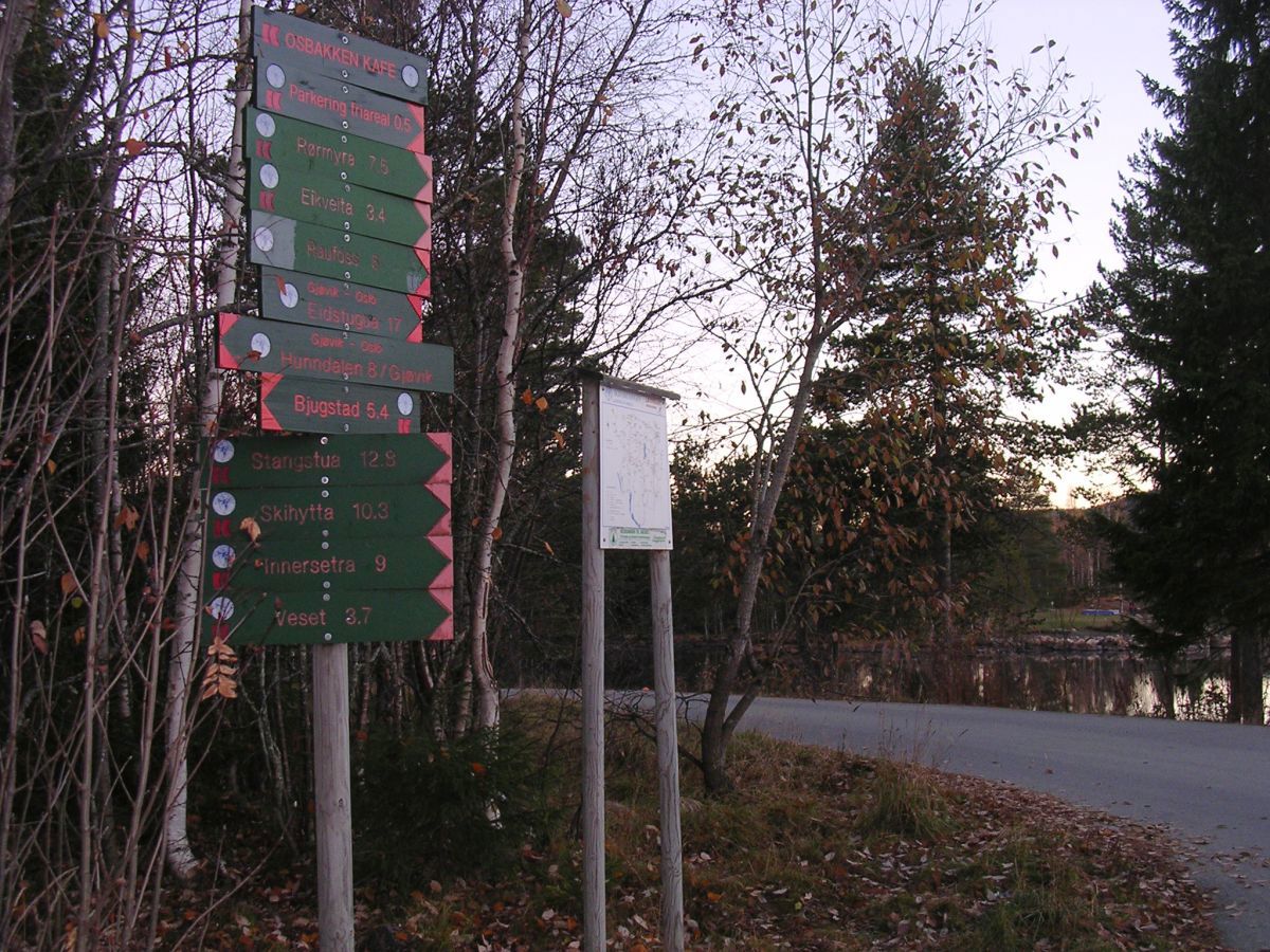 Løypeskiltet ved Osbakken en høstdag i 2005