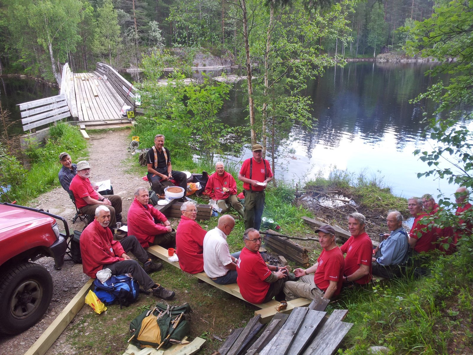 Matpause og marsipankake for ØX-guttene