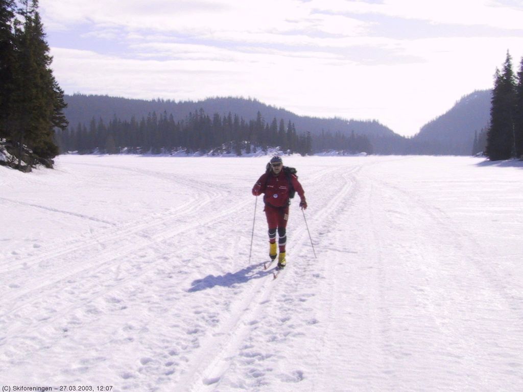 Med sola og Lortholkollen i ryggen over Spålen