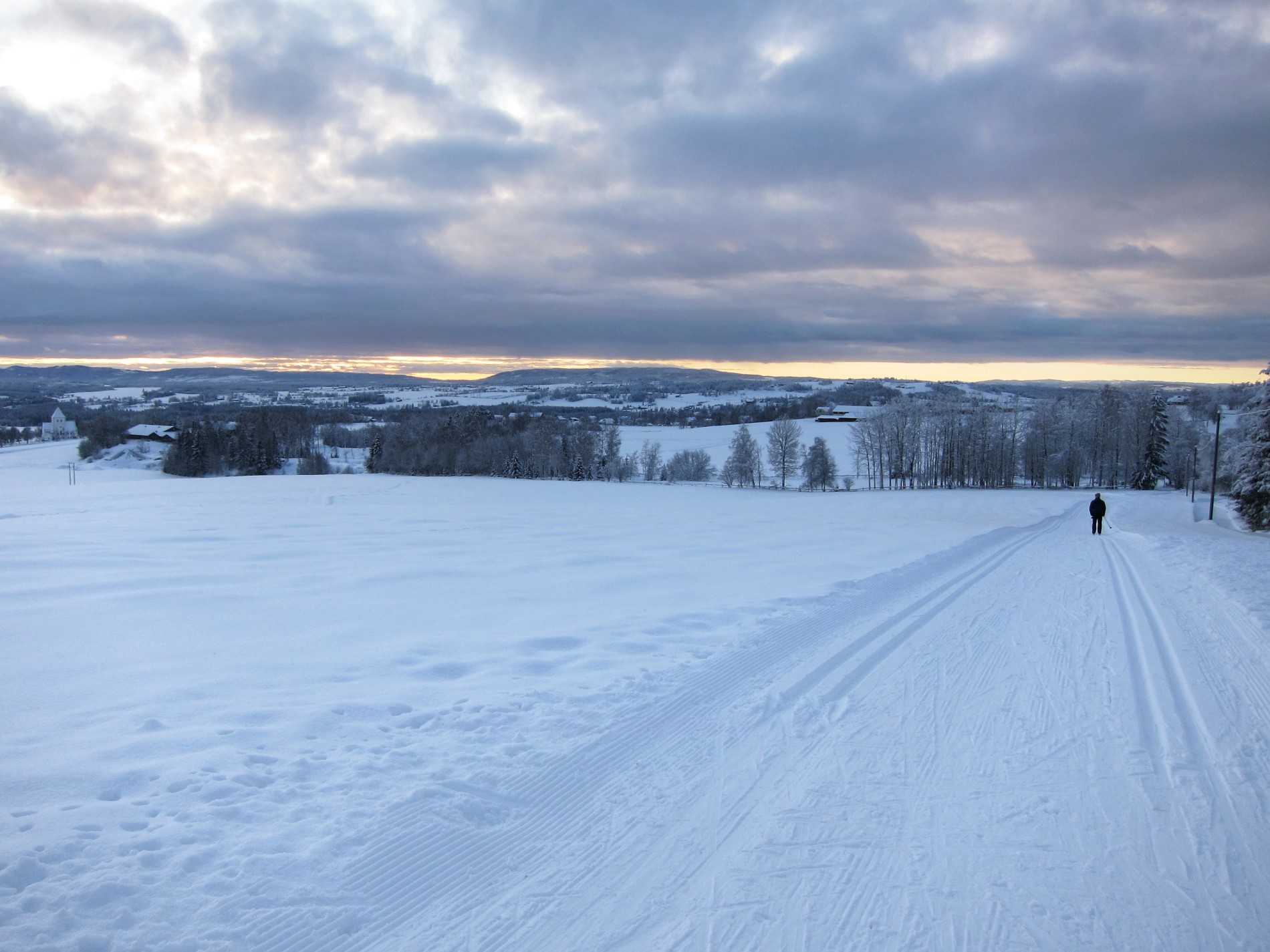 Med utsikt ned bakkene fra Kallerud