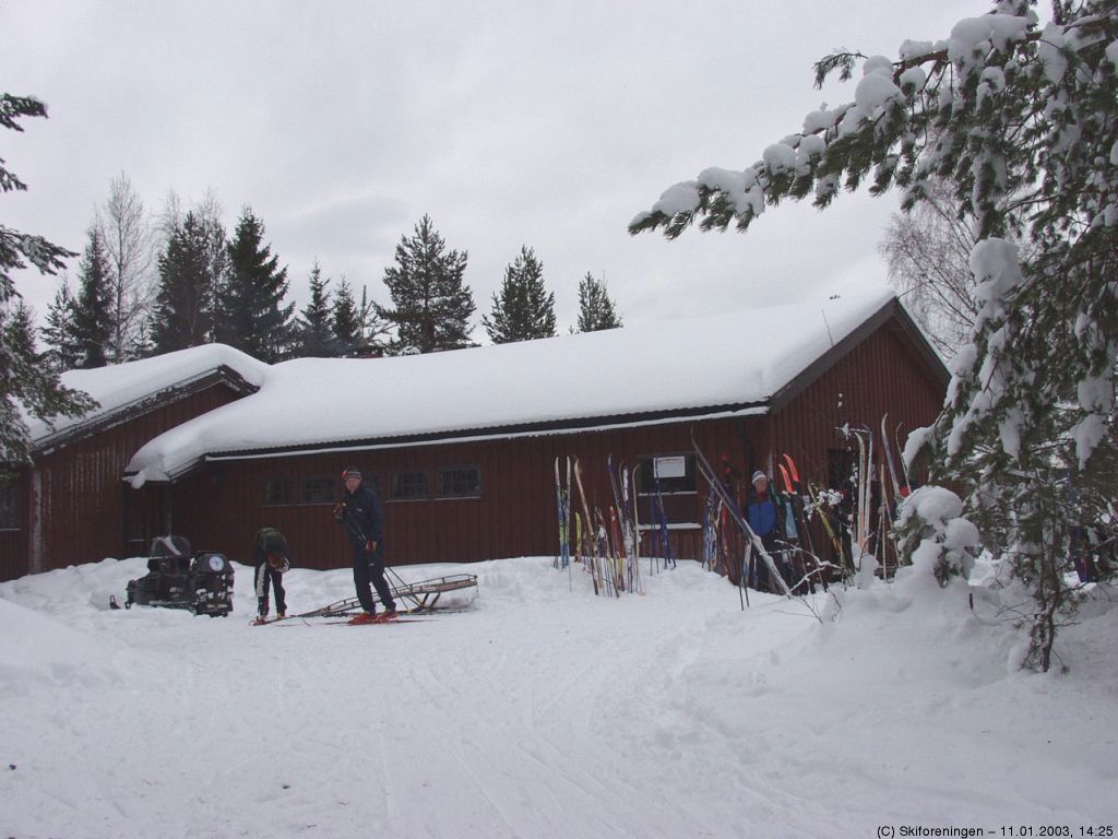 Midtvinters kommer skumringen tidlig, men ROS-hytta har fortsatt besøk