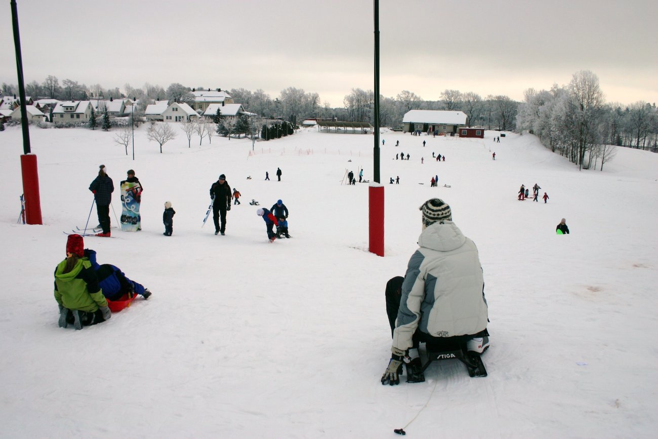 Moro på akebrett og ski