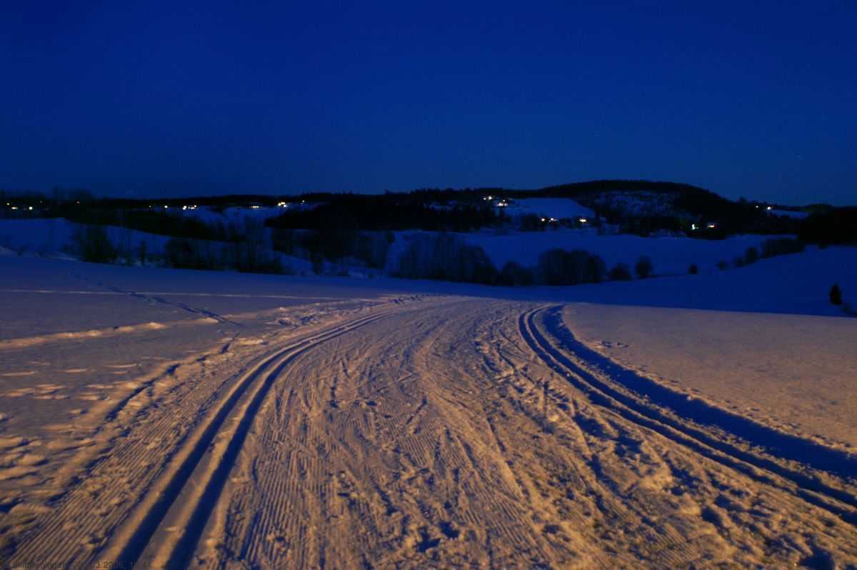 Nattlig blåskjær over Ottarsrud