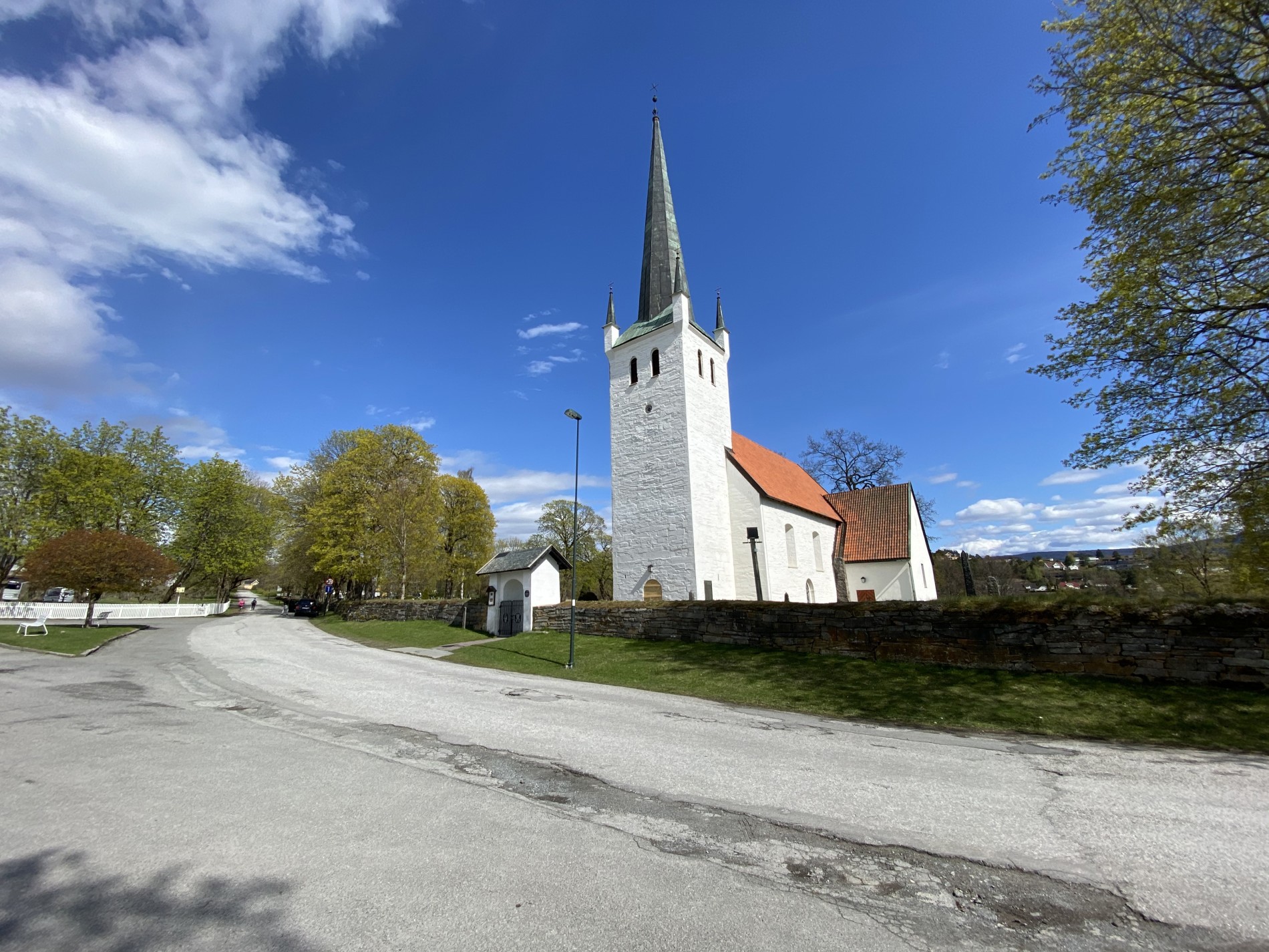 Norderhov kirke i vårvær