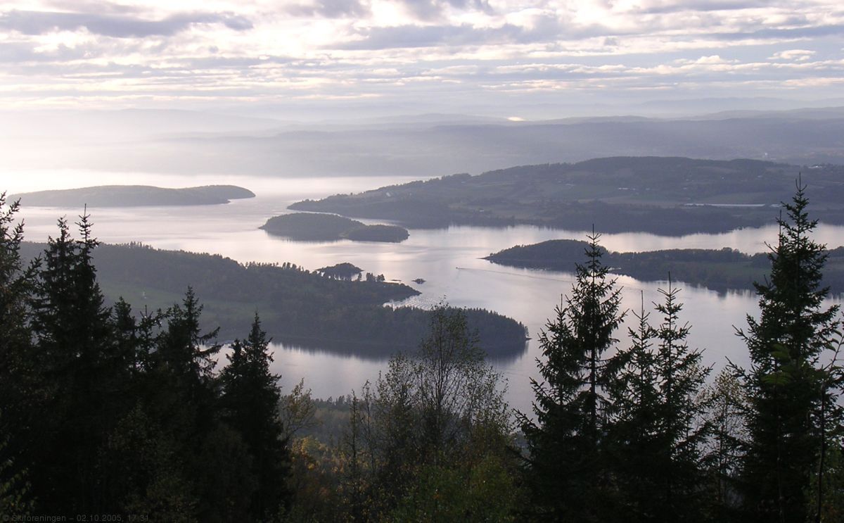 Oktoberdisen senker seg over Tyrifjorden