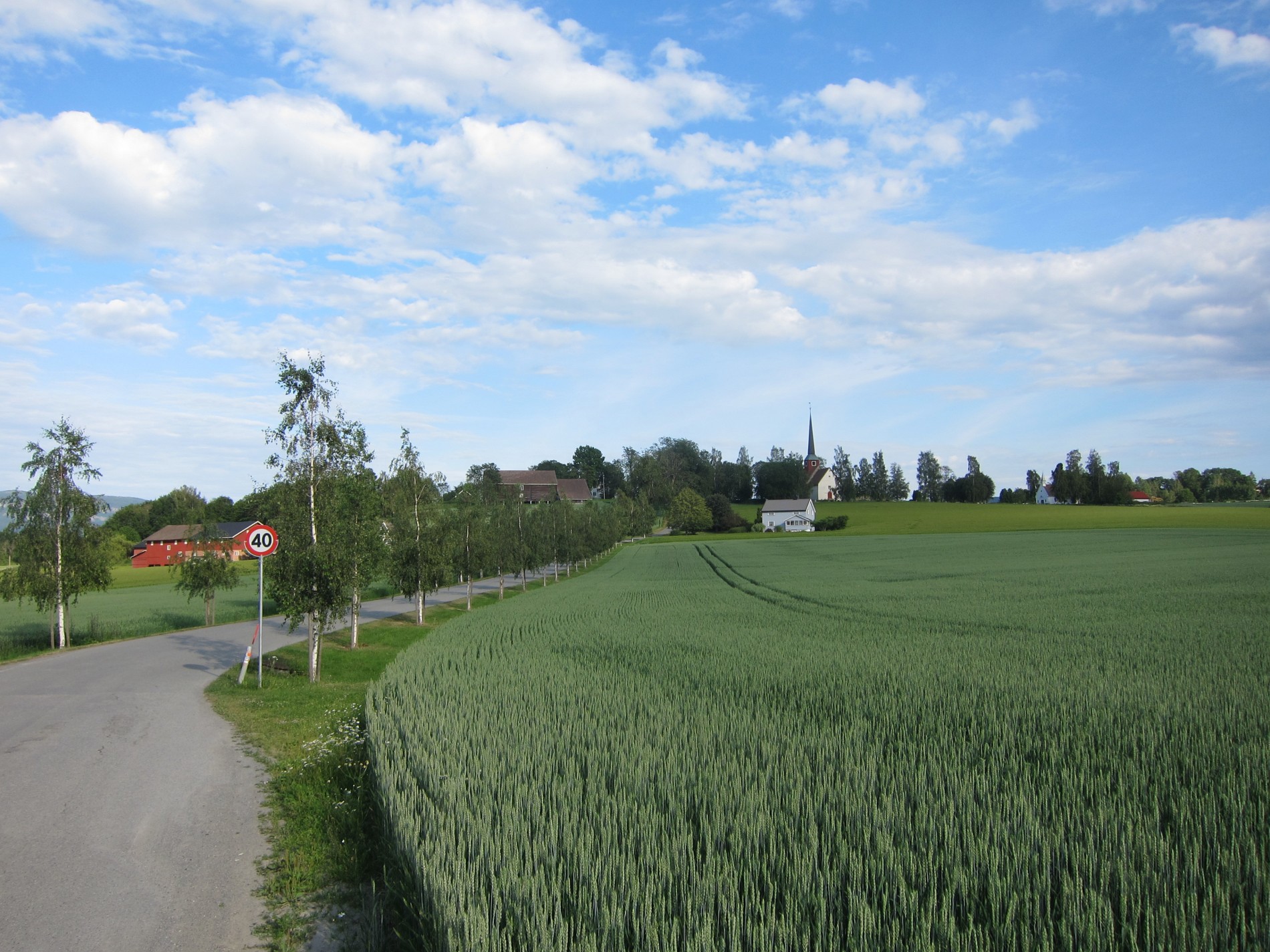 Opp Kirkebakken mot Hole kirke