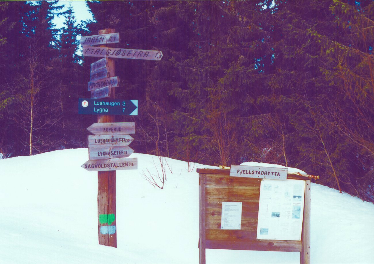 Oppslagstavla ved Fjellstadhytta.