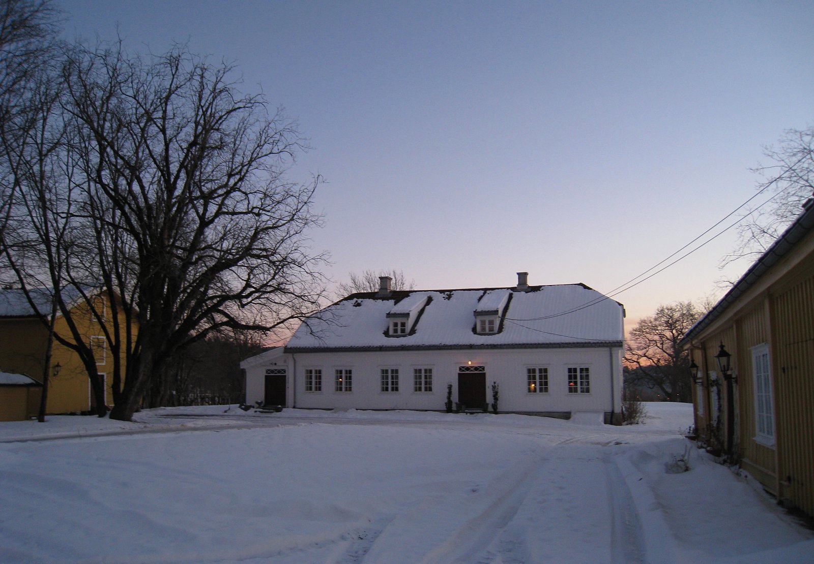 Østensjø gård troner over Østensjøvannet, og har en flott utsikt