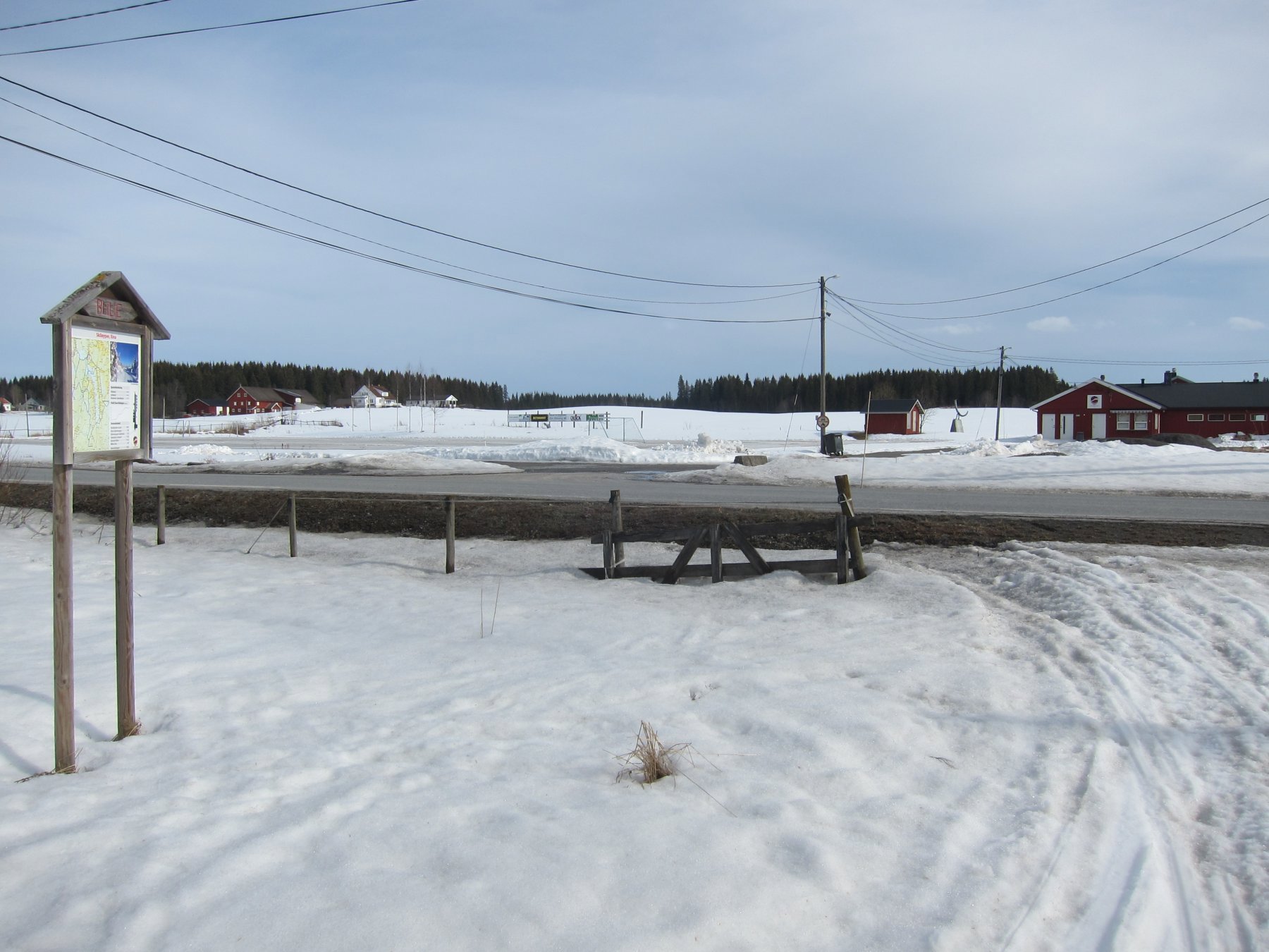 Over Børsvollvegen på Blili