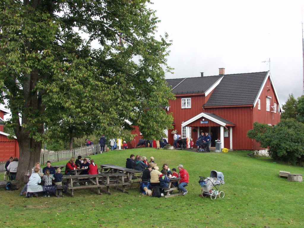 På Gupu kan man slå seg ned både ute og inne