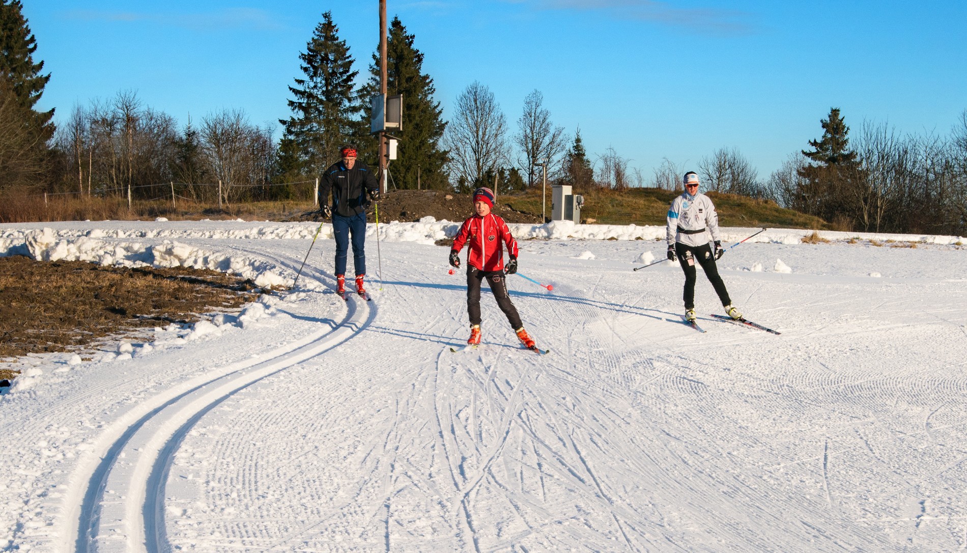 På kunstsnø i novembersol