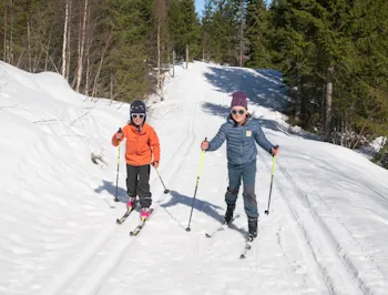 Isabell (t.v.) og Deborah benyttet den siste og fineste dagen i påsken til en skitur fra Høymyr ved Sollihøgda. Her er de i Toresplassløypa.