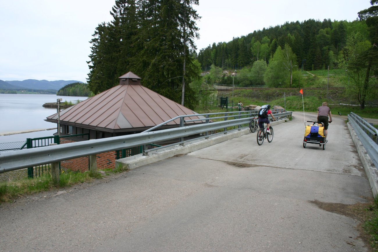 På sykkel over demningen