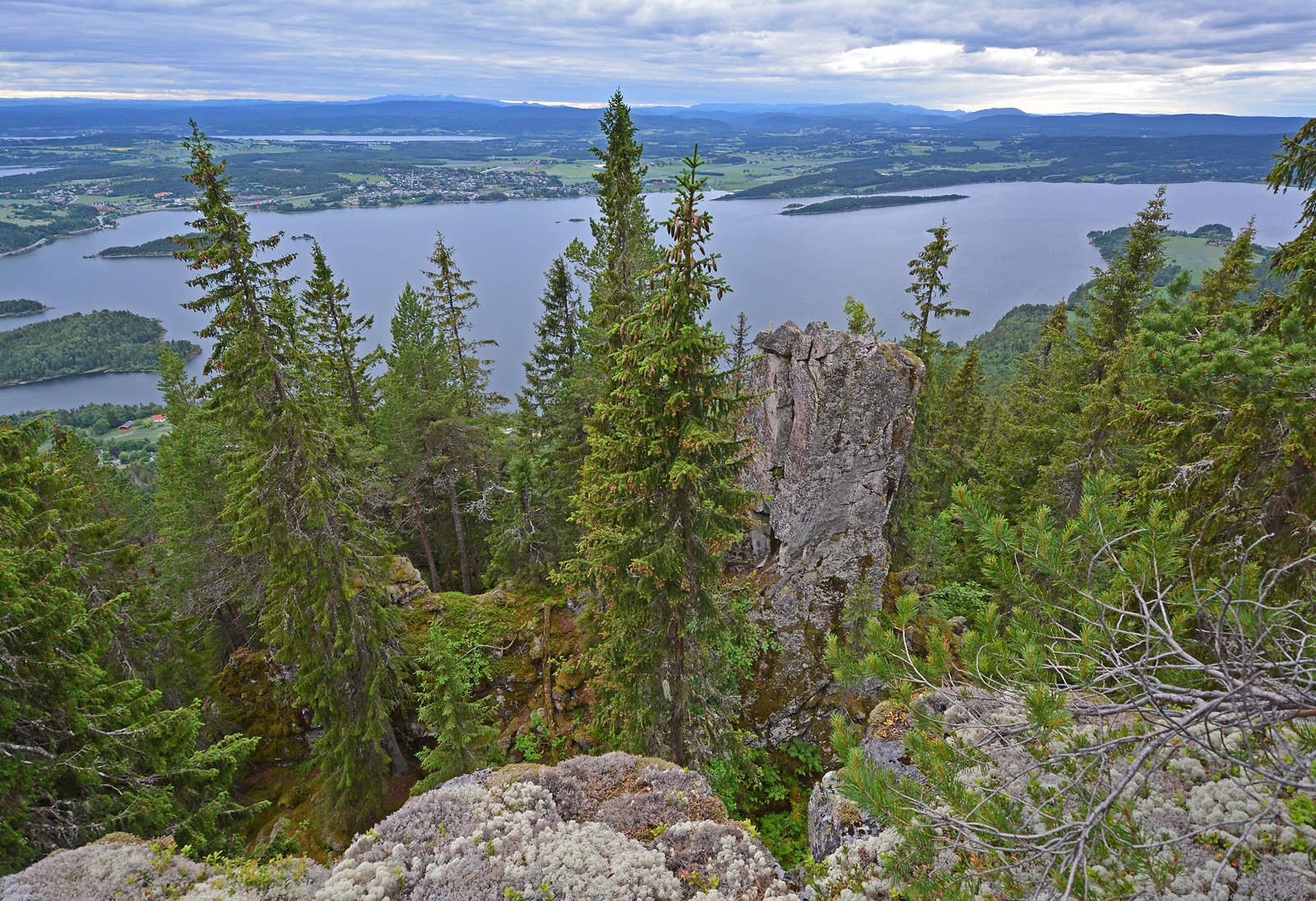 Pipesteinen, i 2015 uten toppvarde: sett fra steinsøylen øst for den