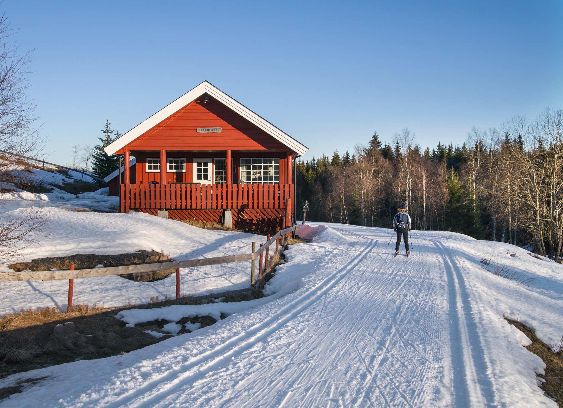 Råsjøstua i ettermiddagssol