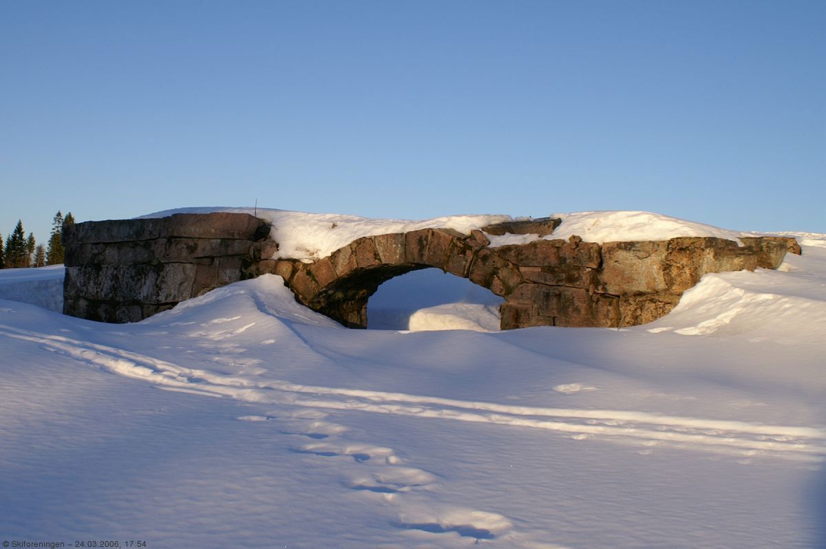 Rester av fordums bygg på Kirkebyvangen