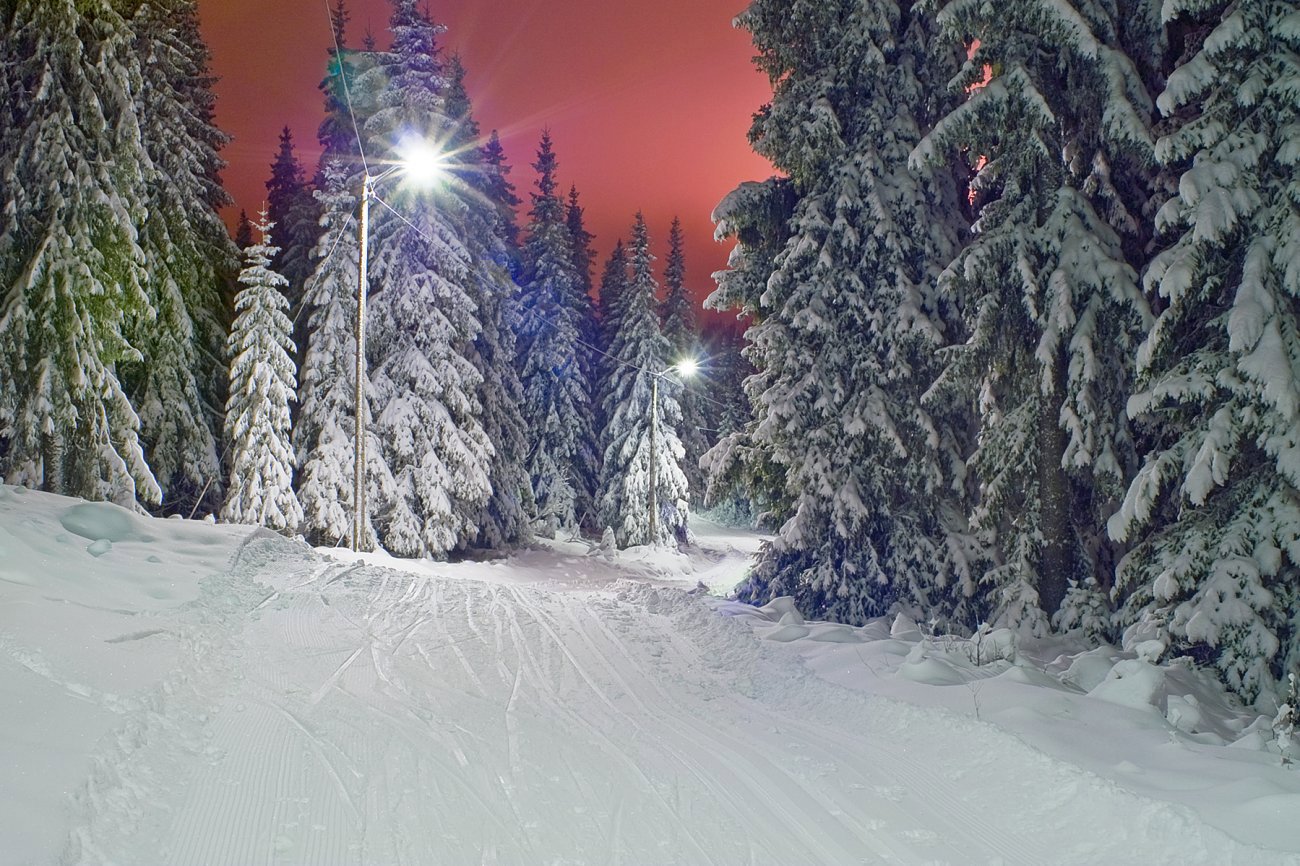 Rød himmel over lysløypetraseen på Ringkollen