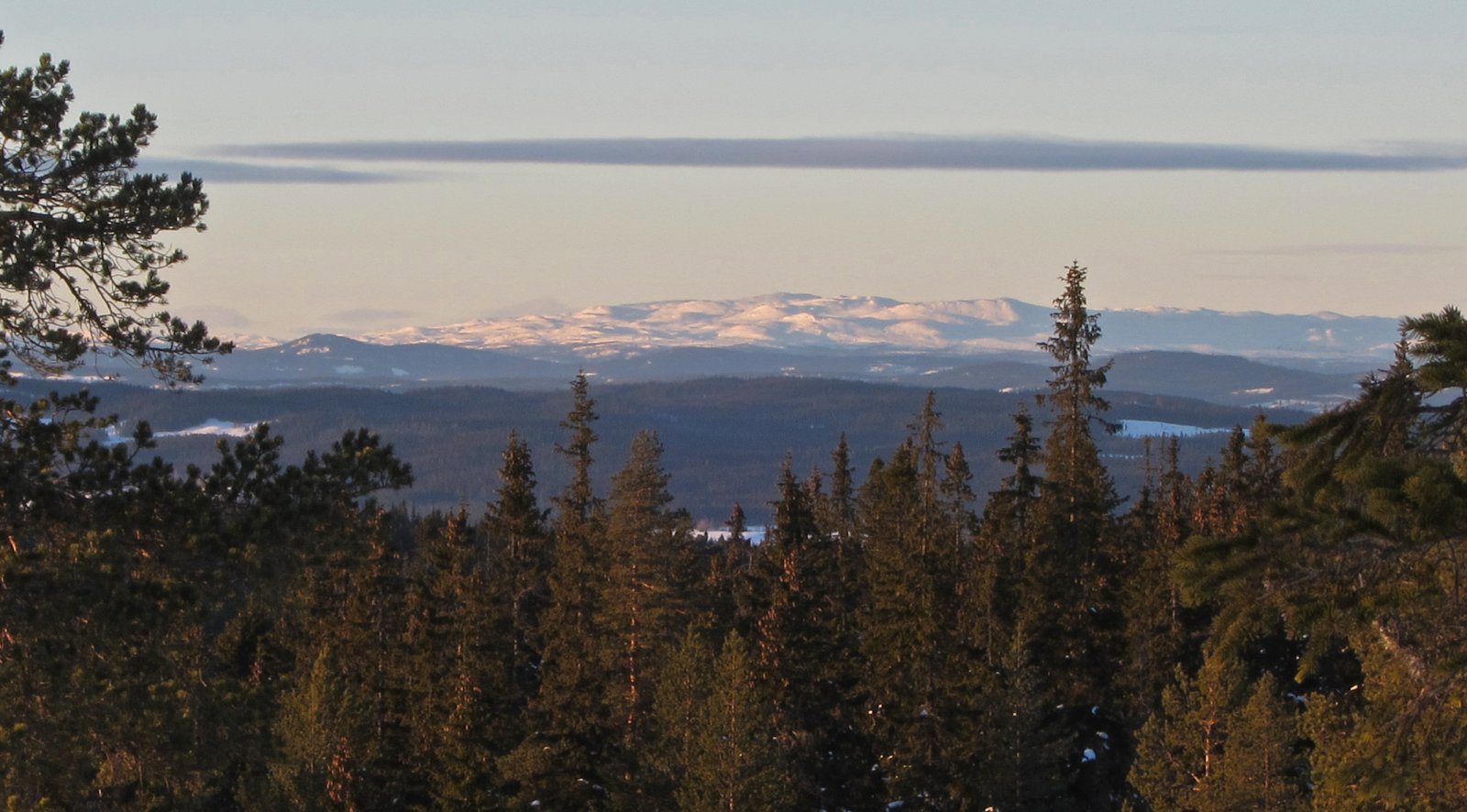 Rødlige fjell i det fjerne