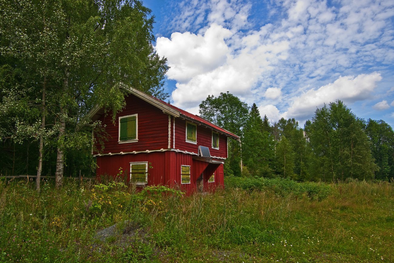 Rødt hus i skogen