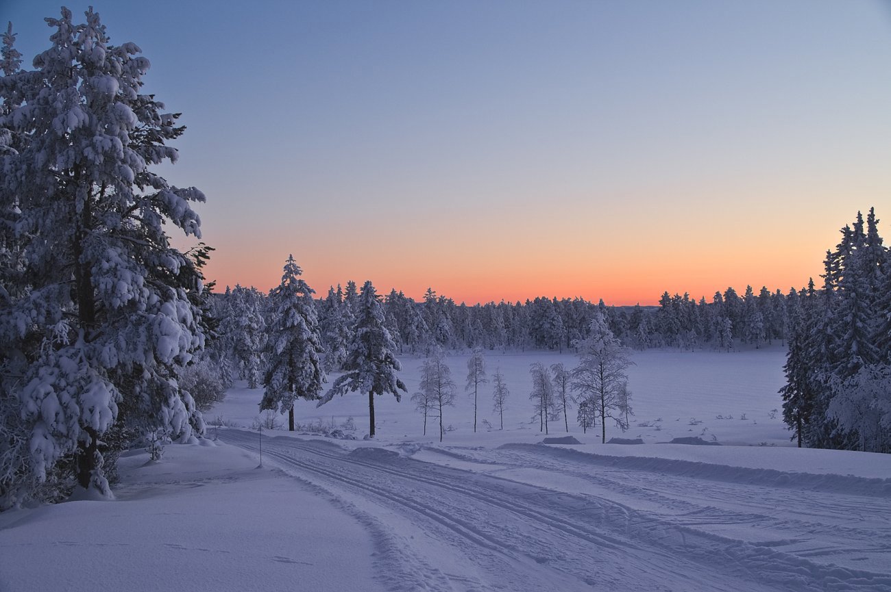 Rødt skjær i blå time