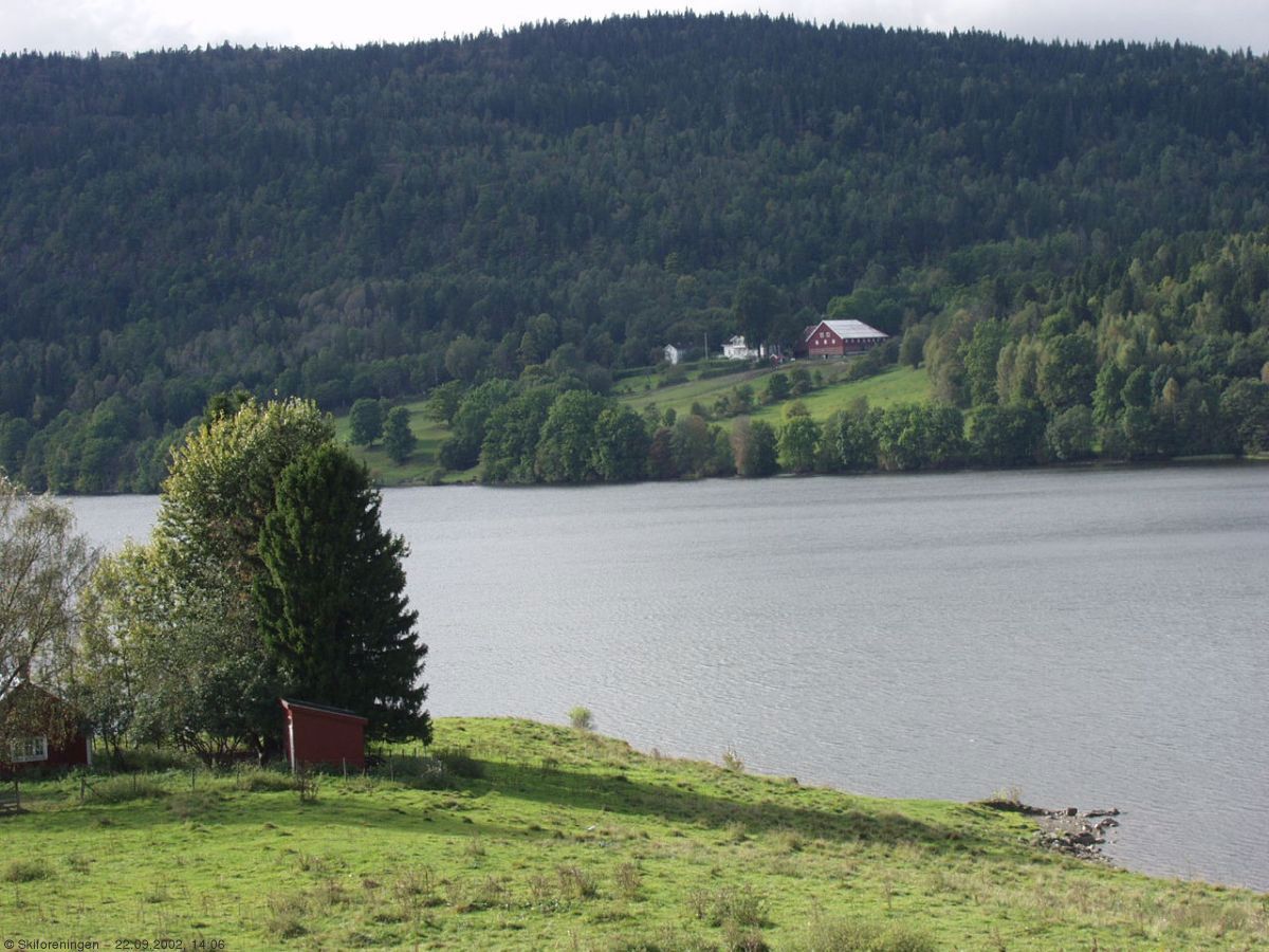 Semsvannet med Tveiter gård i bakgrunnen