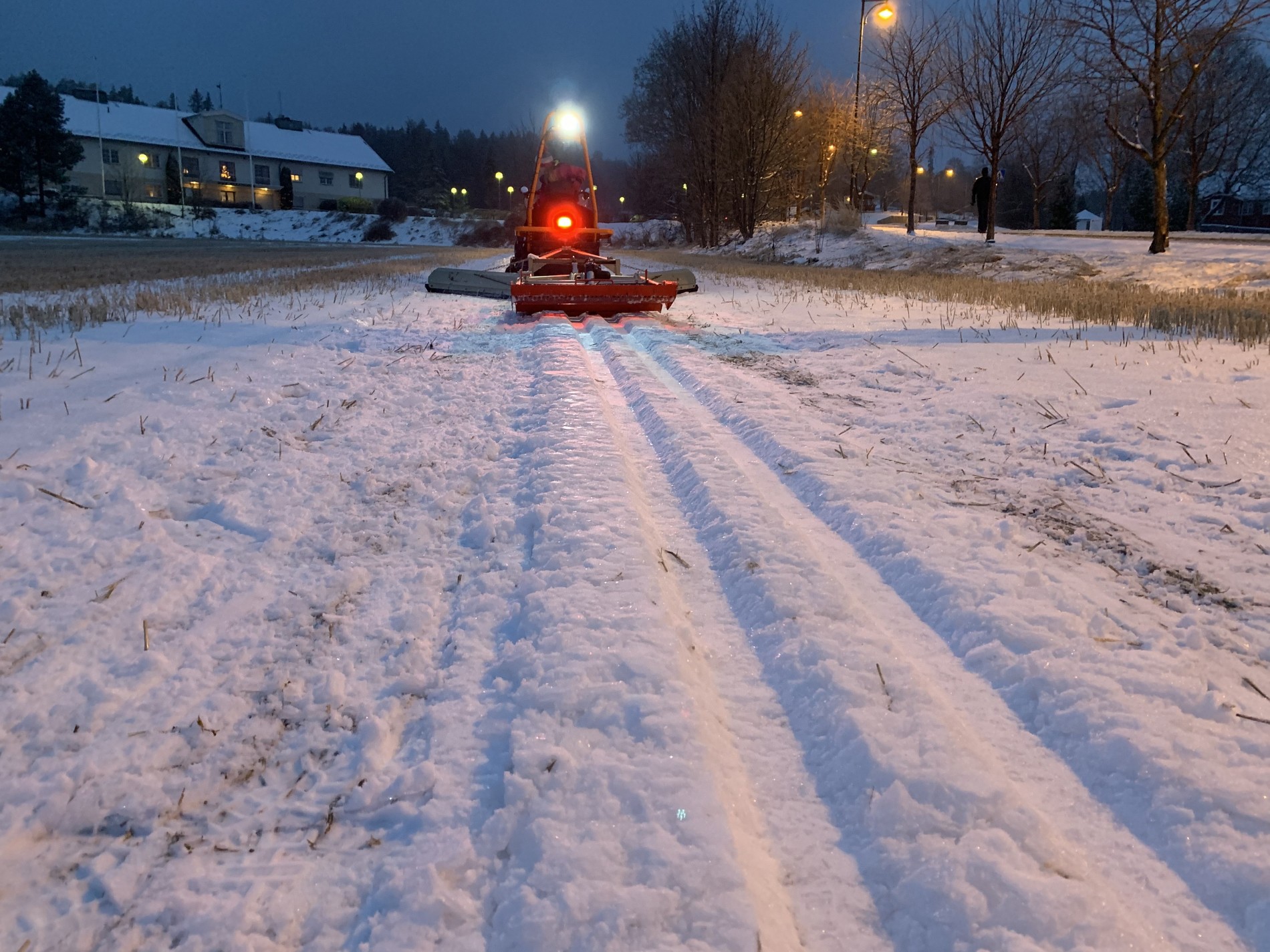 Sesongens første løyper ved Hole herredshus