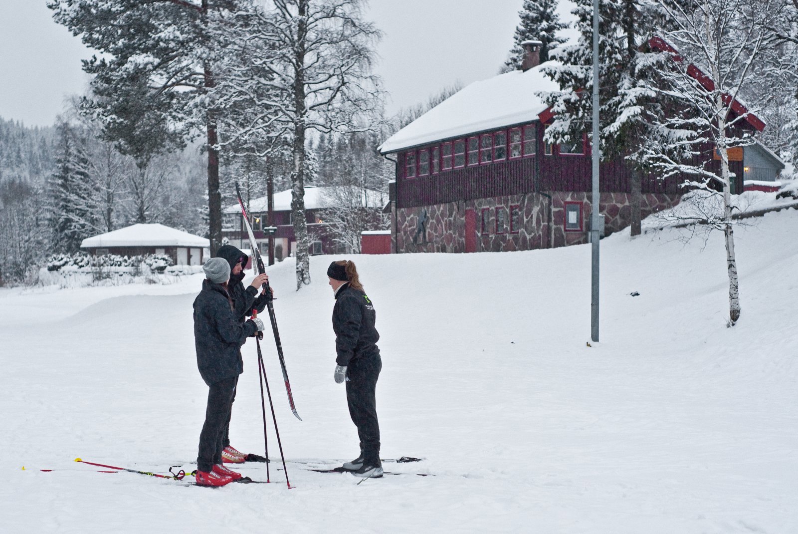 Skidiskusjon ved Skistua