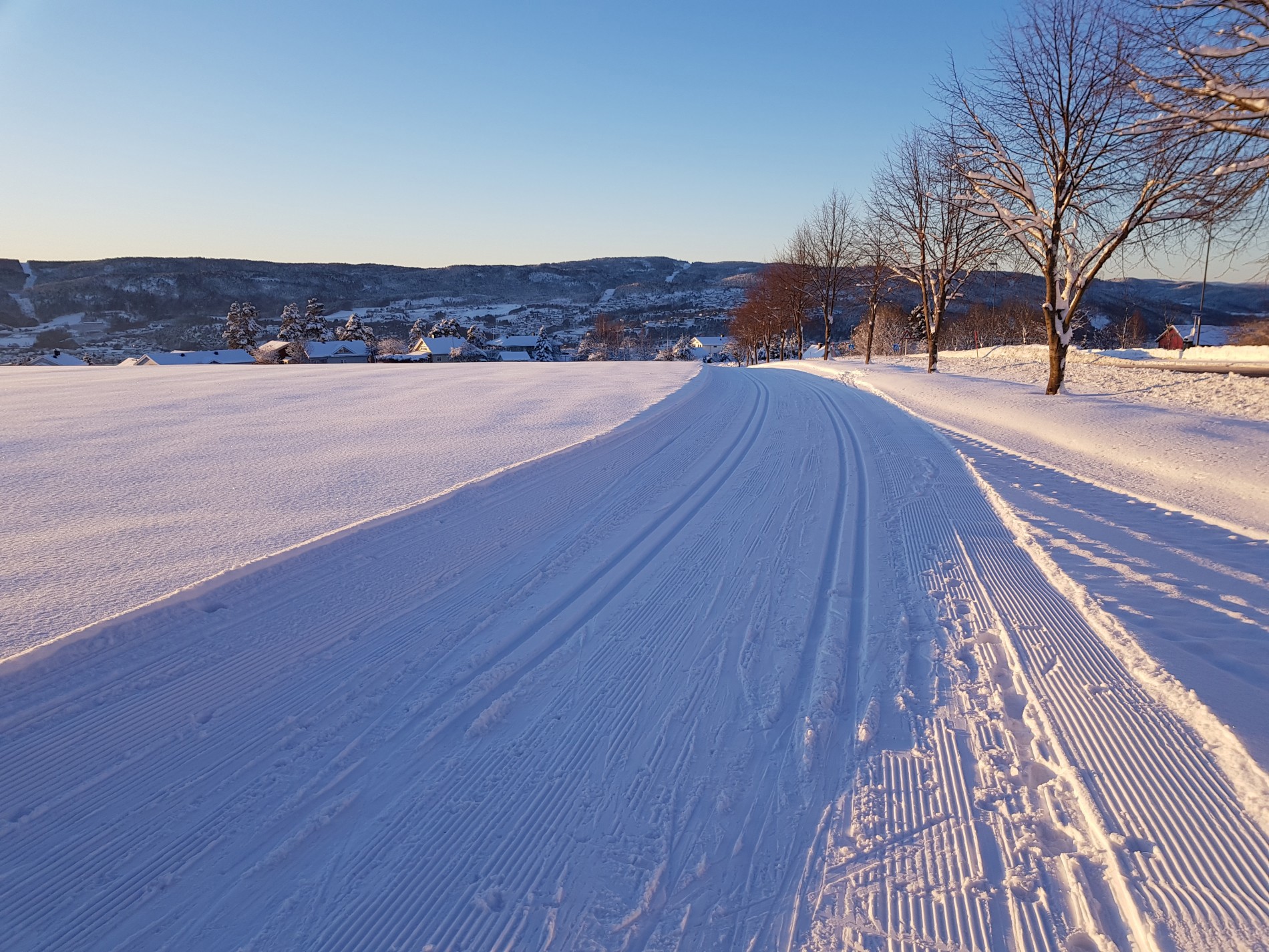 Skiløyper over jordene ved Klokkarstua