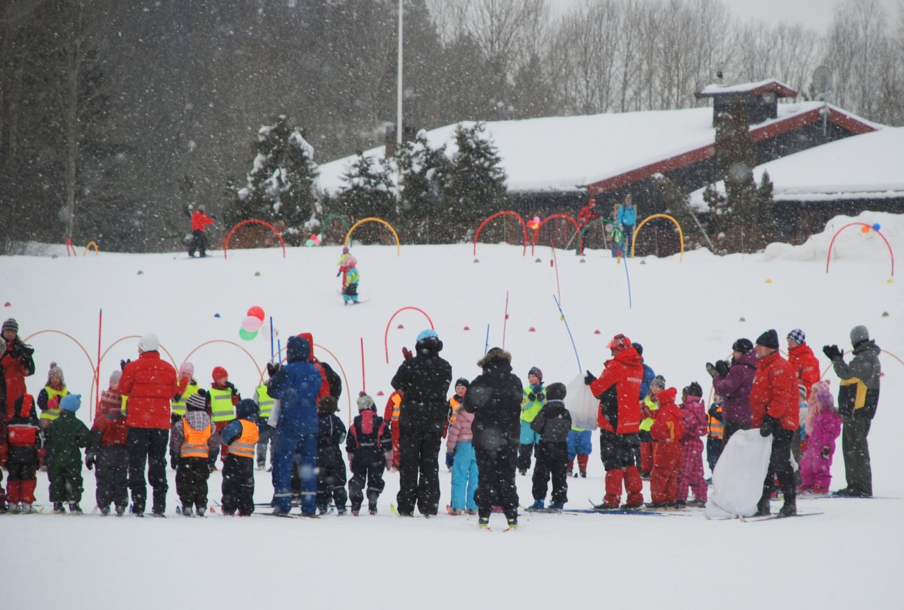 Skiskoleavslutning utenfor Skullerudstua